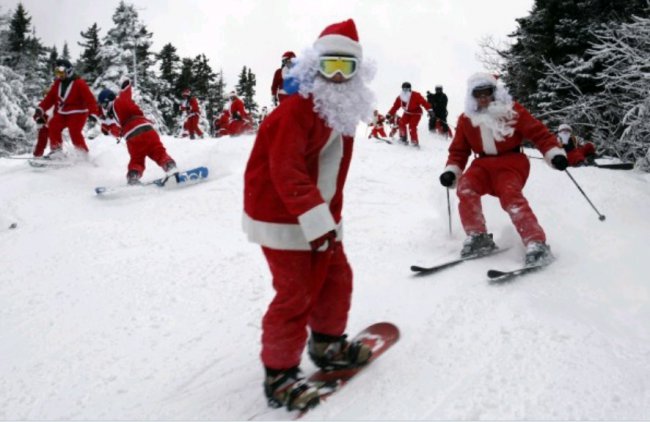 Современный Санта-Клаус передвигается на сноуборде