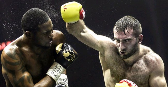 Российский боксер подарил чемпионский пояс сопернику после боя
