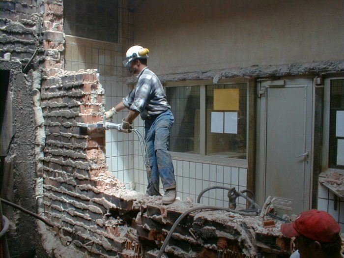 Снос и демонтаж построек и зданий