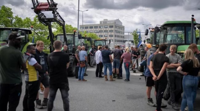 В Нидерландах протестующие фермеры заблокировали склады супермаркетов