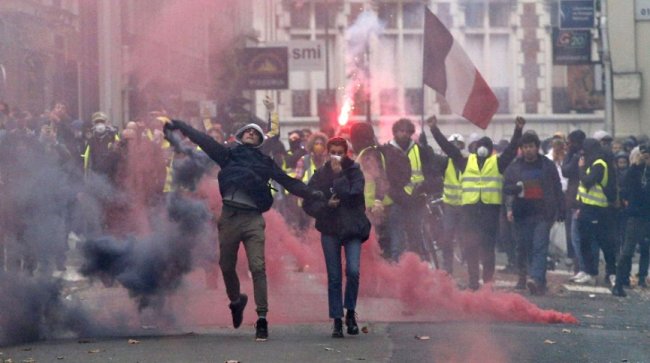 Протесты против пенсионной реформы во Франции и столкновение с полицией